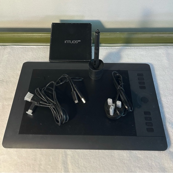 Wacom Intuos Pro Tablet size Medium - Picture 1 of 6